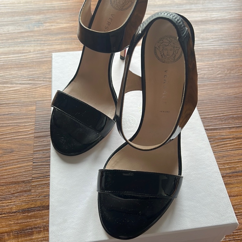 Versace Sandal Vernice Size 40, run small more like a Size 9.